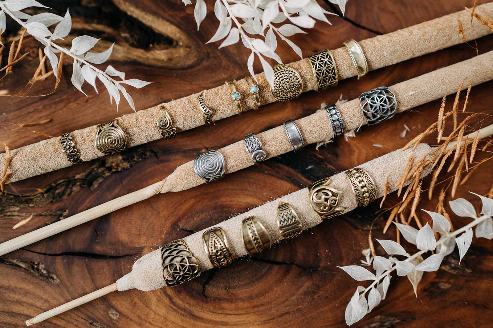 Kategoriebild Ear Cuff, auf hölzernen Hintergrund