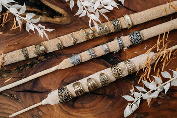 Kategoriebild Ear Cuff, auf hölzernen Hintergrund