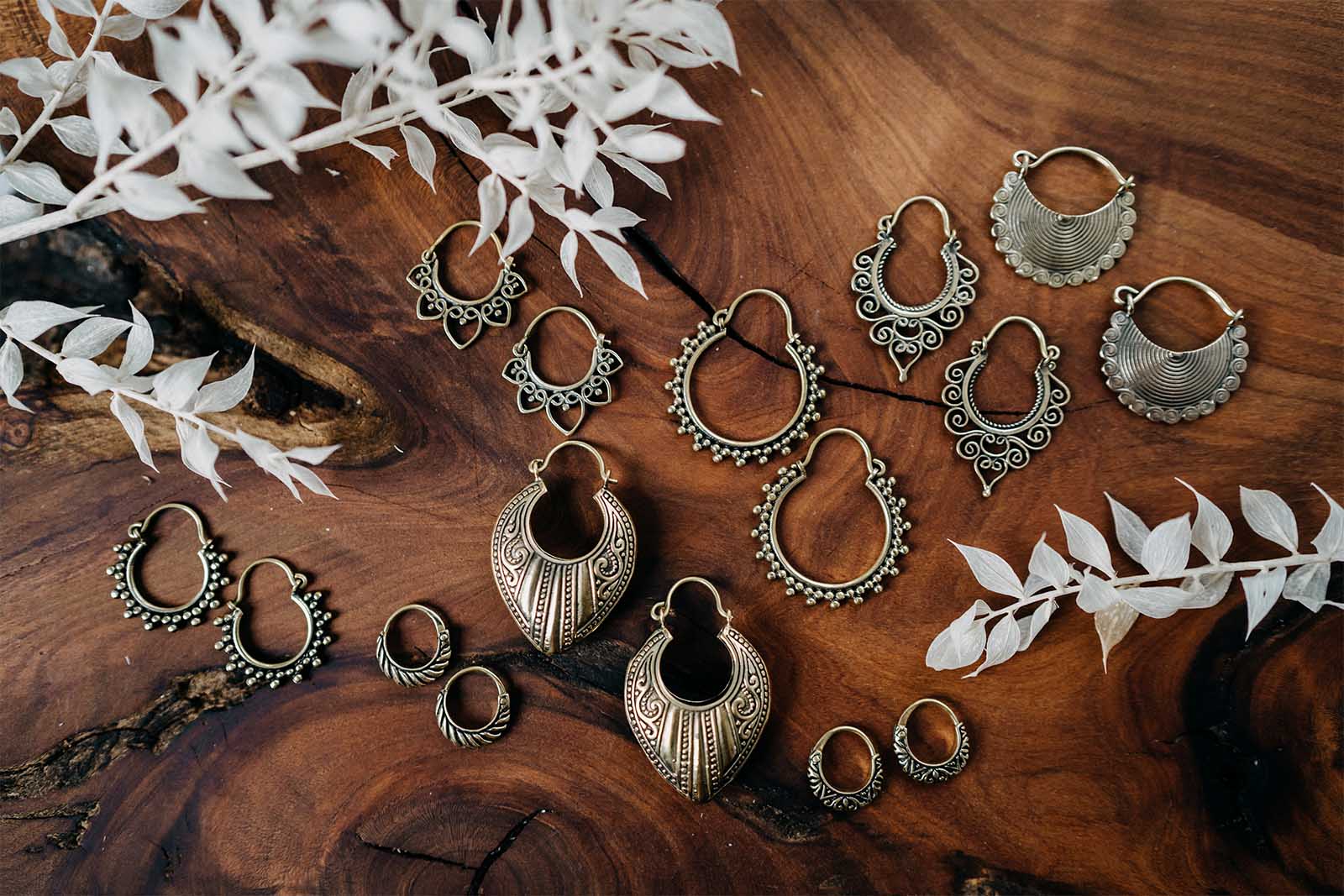 Kategoriebild Ohrringe auf hölzernen Hintergrund