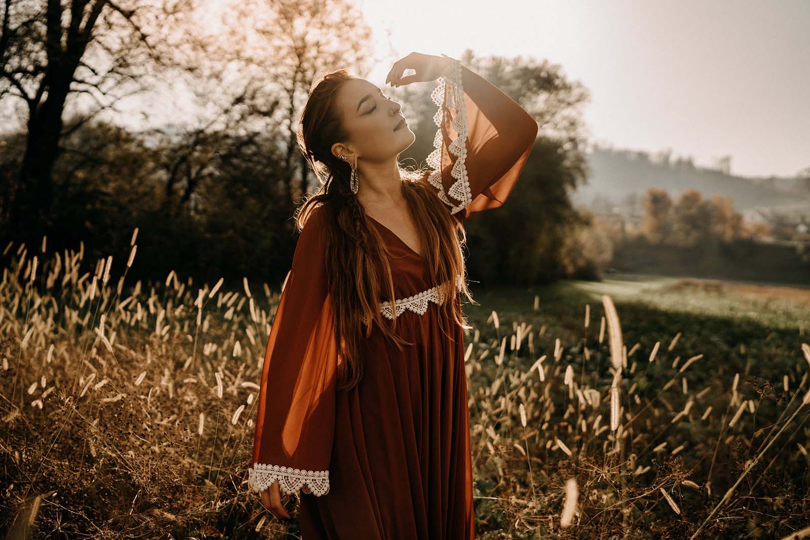 Kategoriebild Neue Produkte, Frau mit Kleid und Schmuck in der Natur