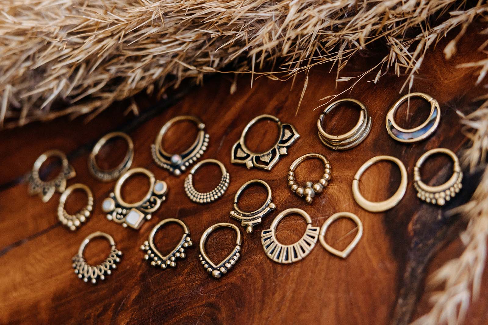 Kategoriebild Septumringe auf Holzhintergrund