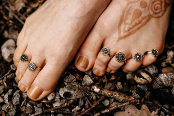 Zehenringe Tragebild an zwei Füßen in der Natur