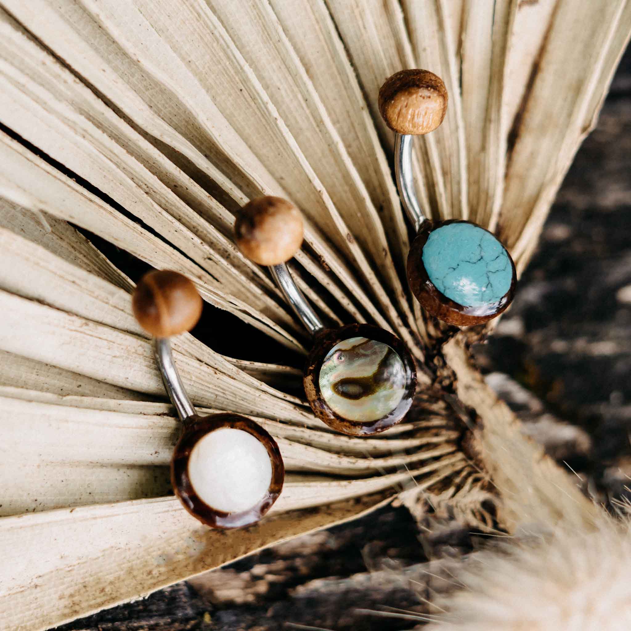 Bauchnabelpiercing Edda Holz