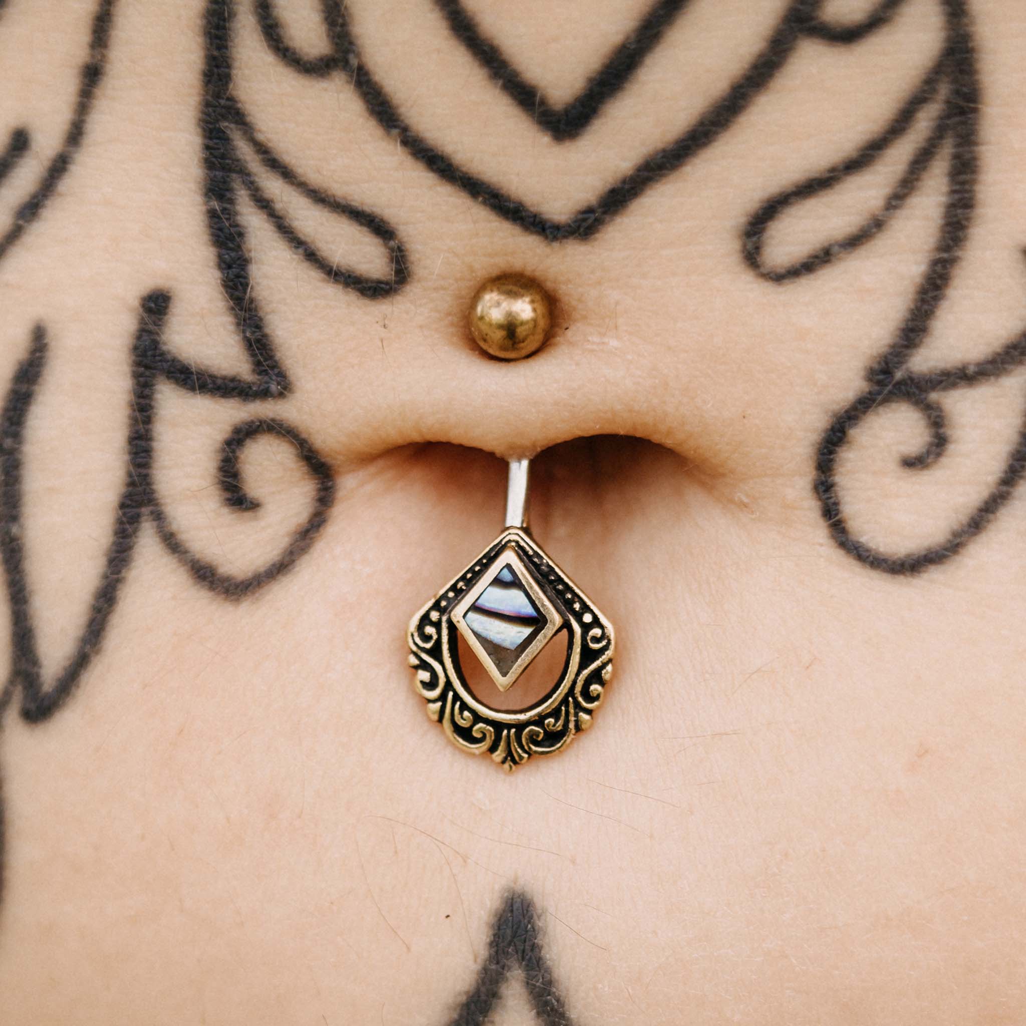 Belly button piercing Imke Gold healing stone
