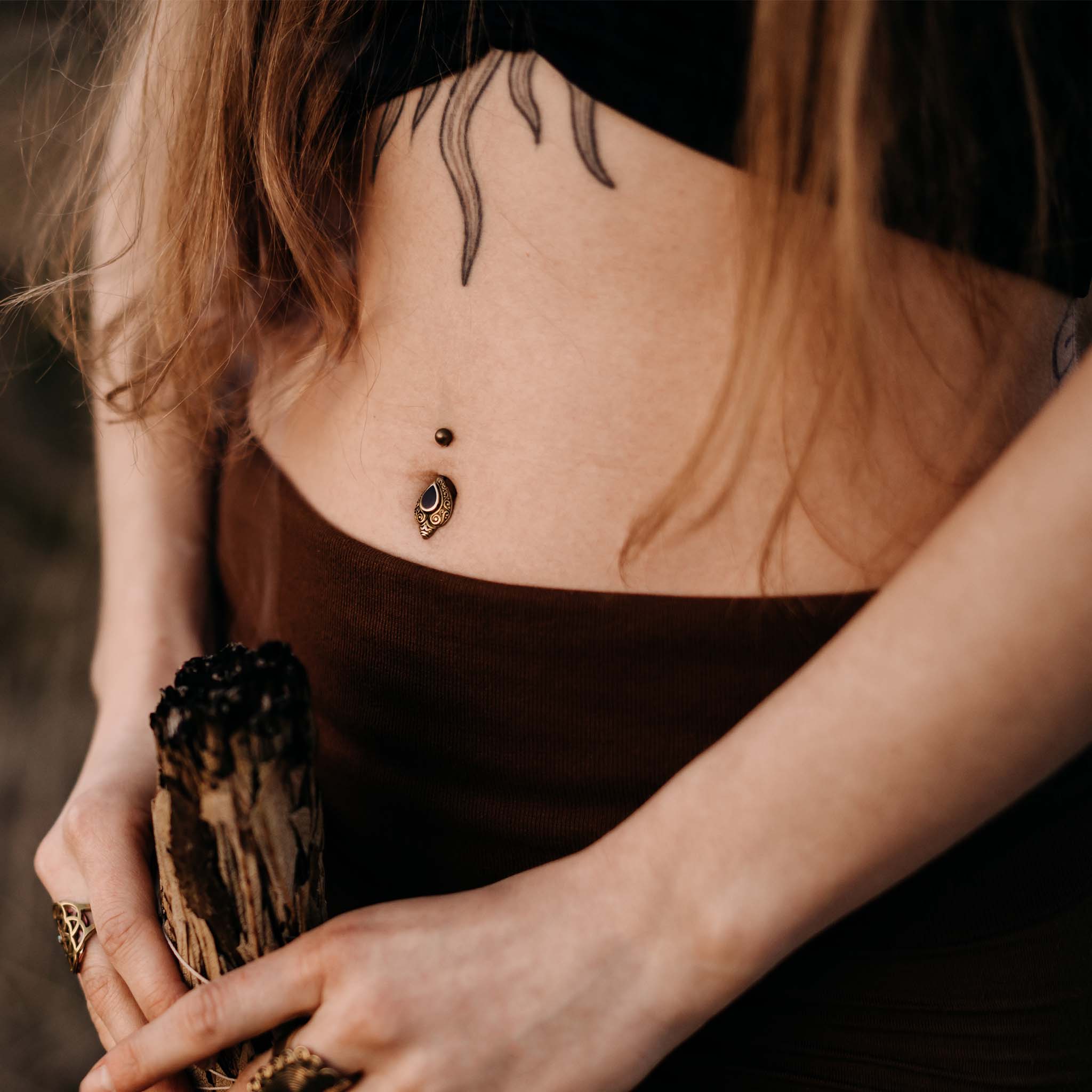 Belly Button Piercing Skadi Gold Healing Stone