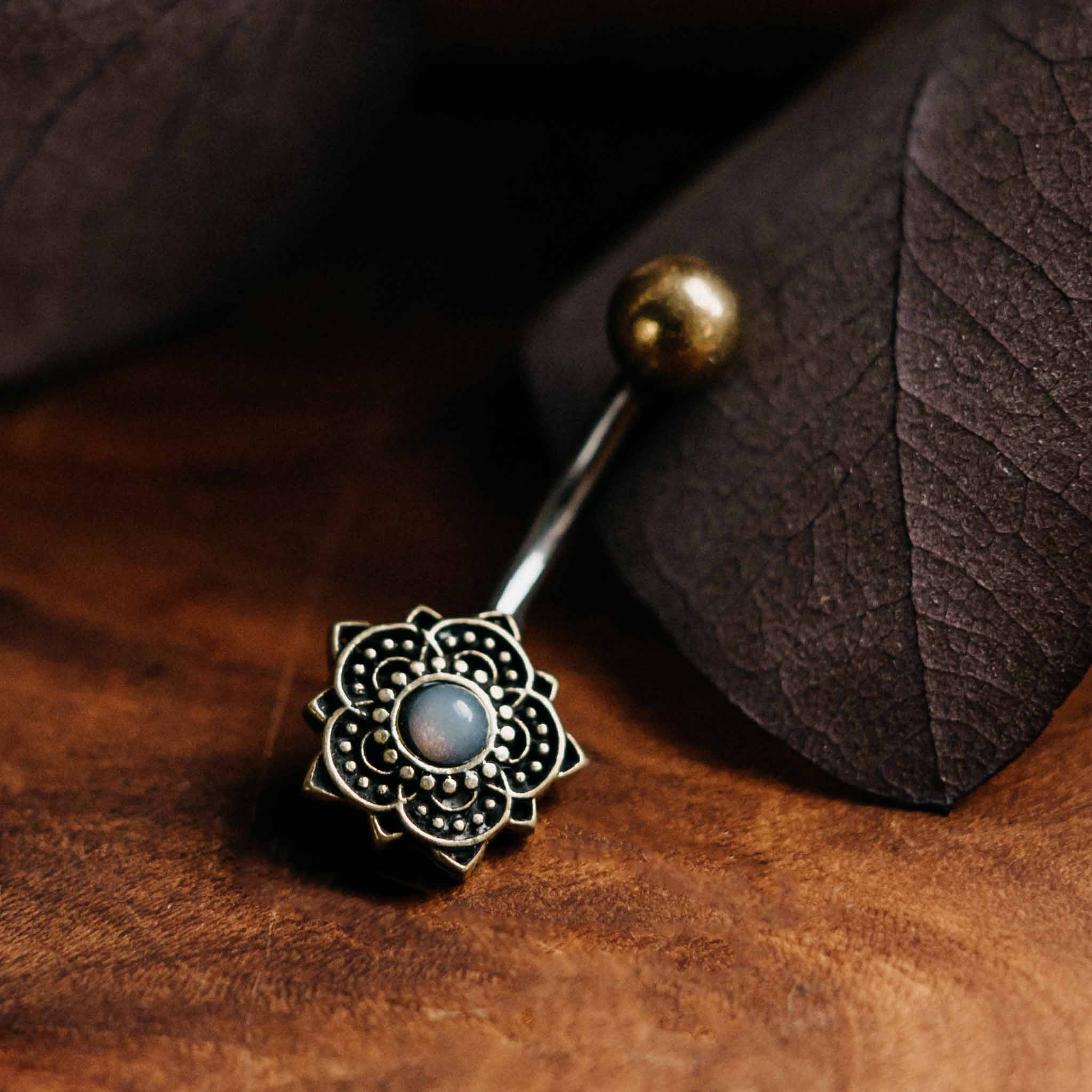 Bauchnabelpiercing Pavitra Opal