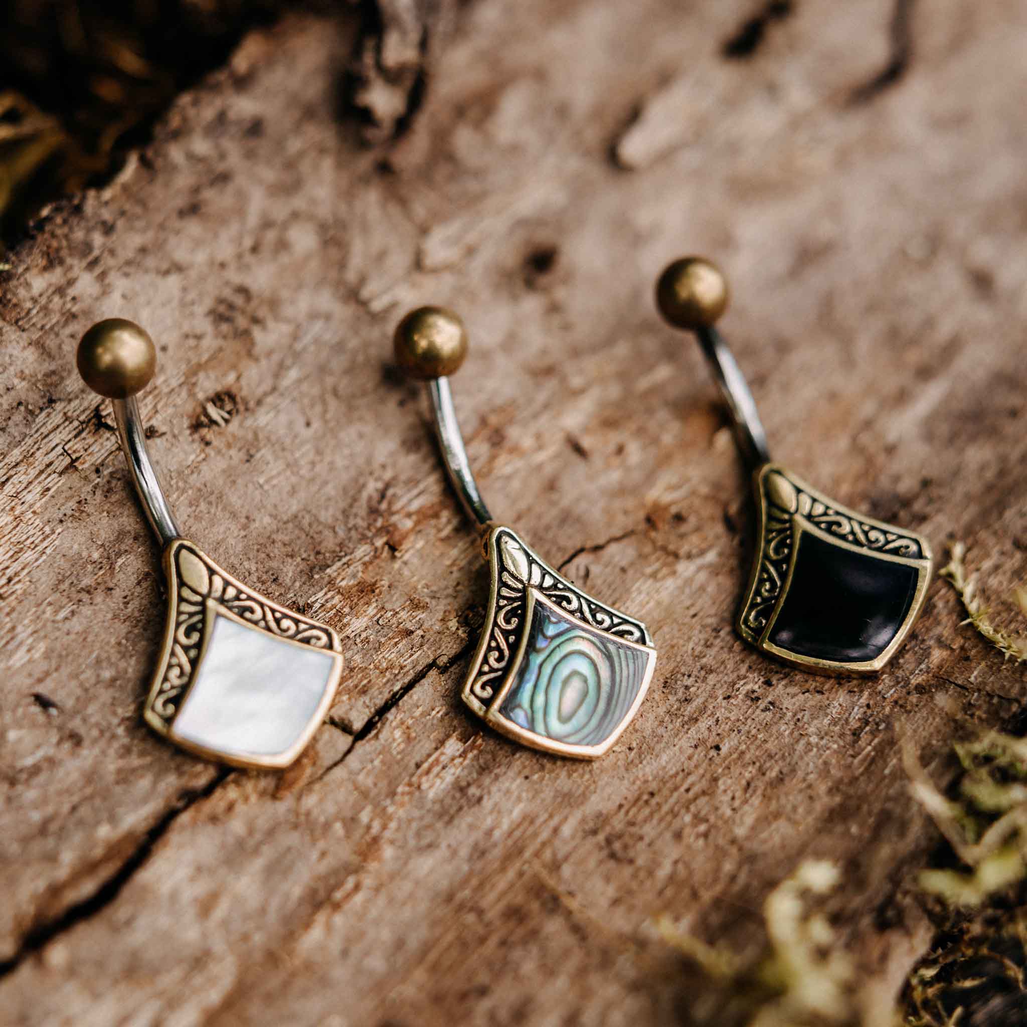 Slider Bauchnabelpiercings auf Holz Mobile