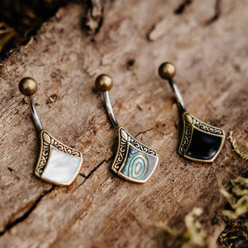 Slider Bauchnabelpiercings auf Holz Mobile