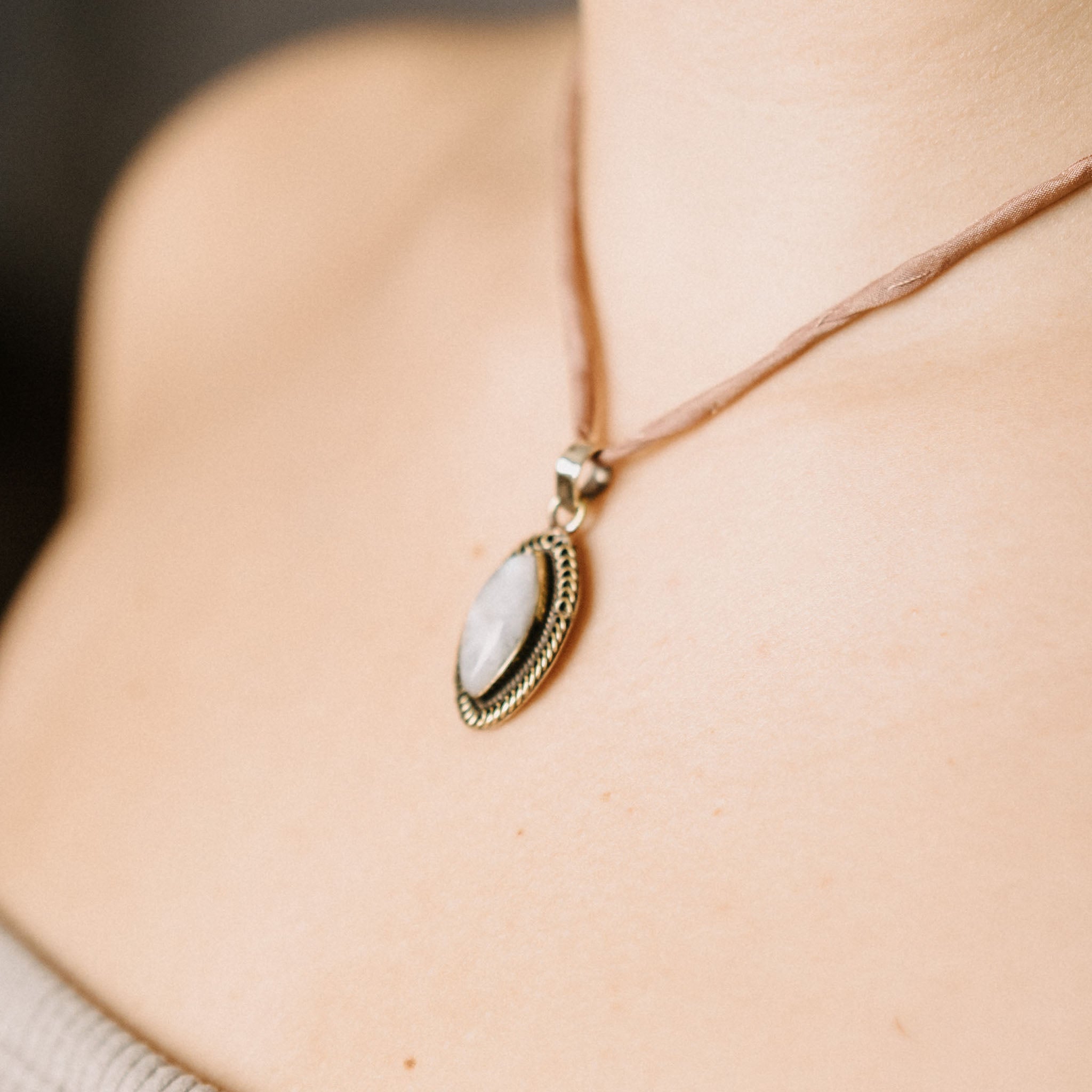 Kettenanhänger Sunil Mondstein Gold