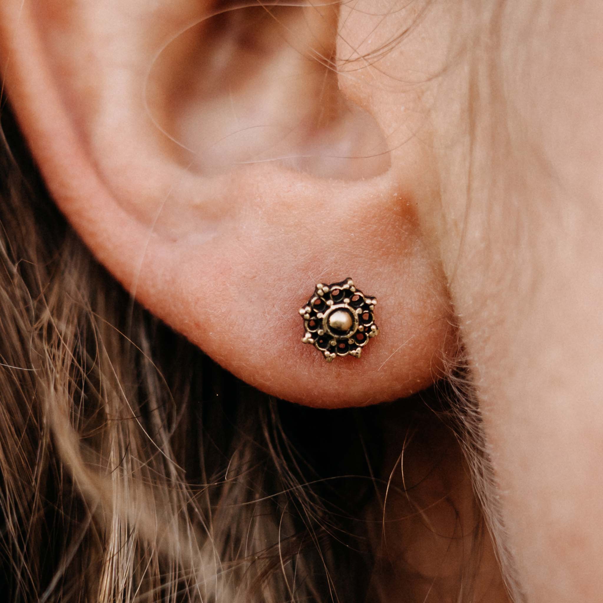 Stud earrings Ihaia small gold