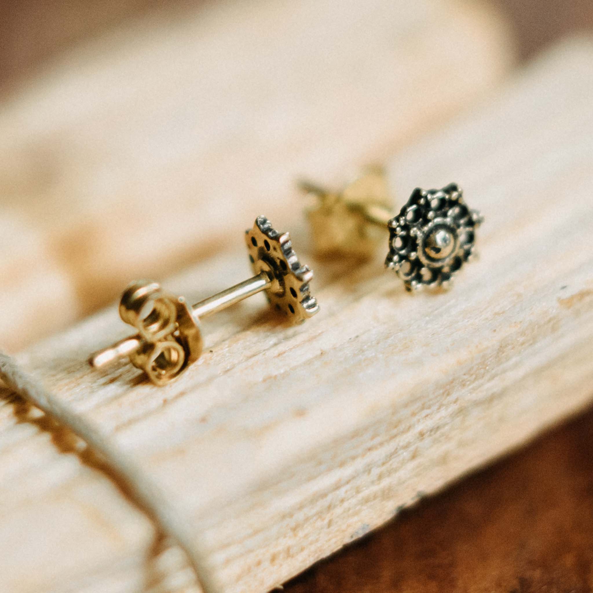 Stud earrings Ihaia small gold