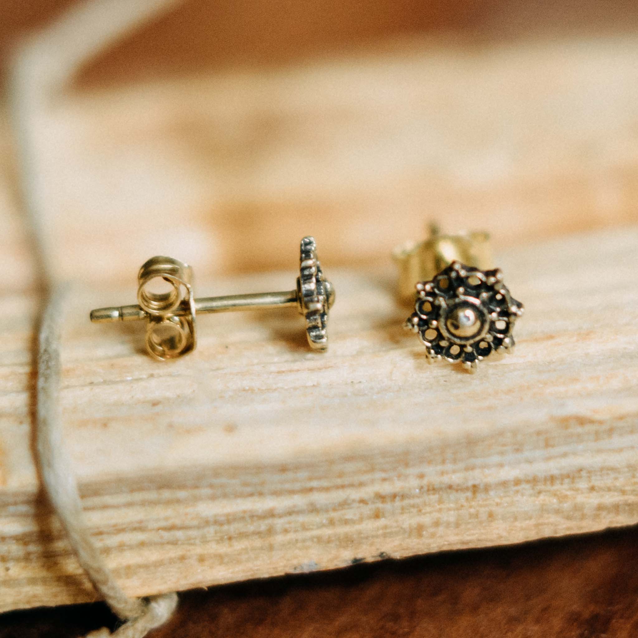 Stud earrings Ihaia small gold