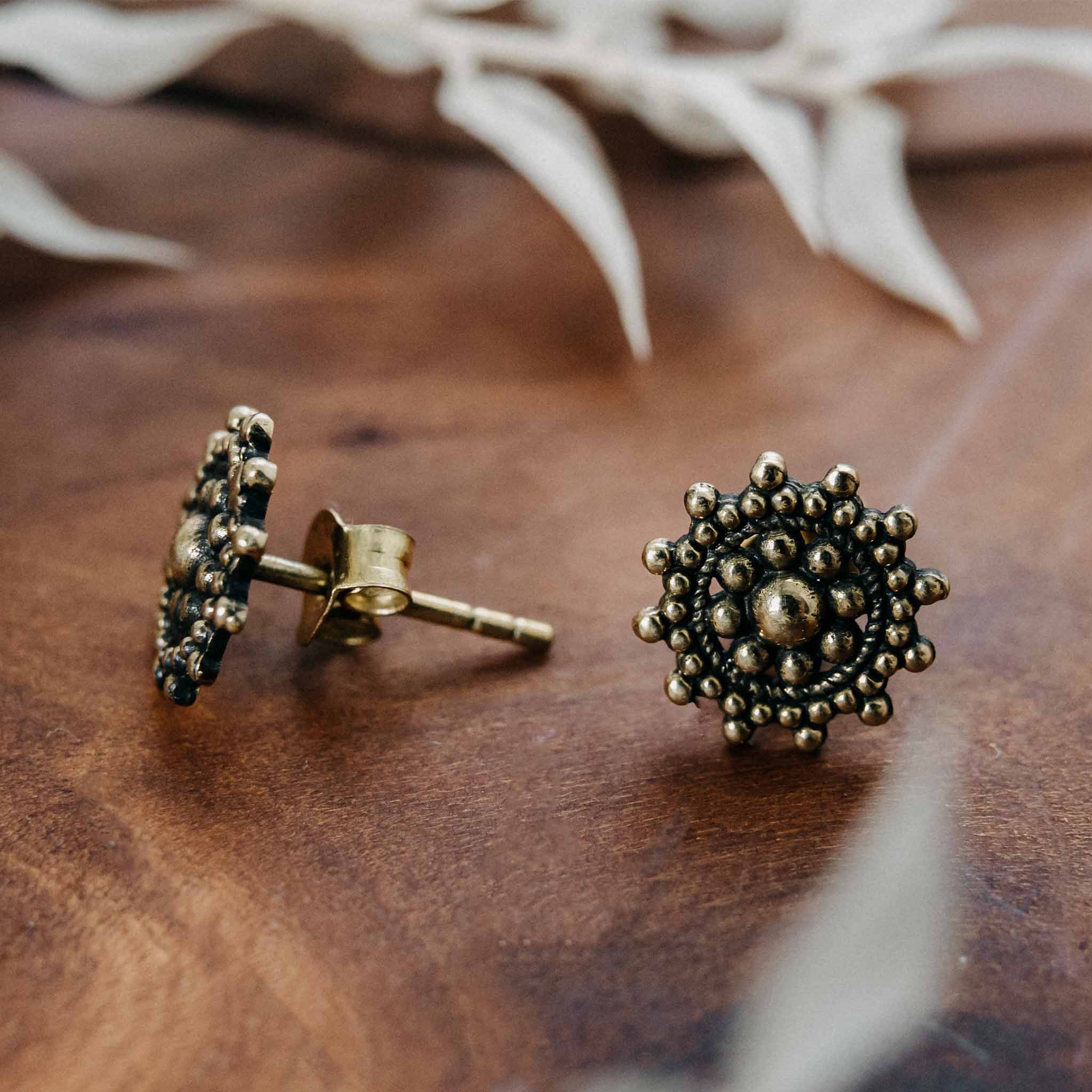 Ear studs Toivo gold