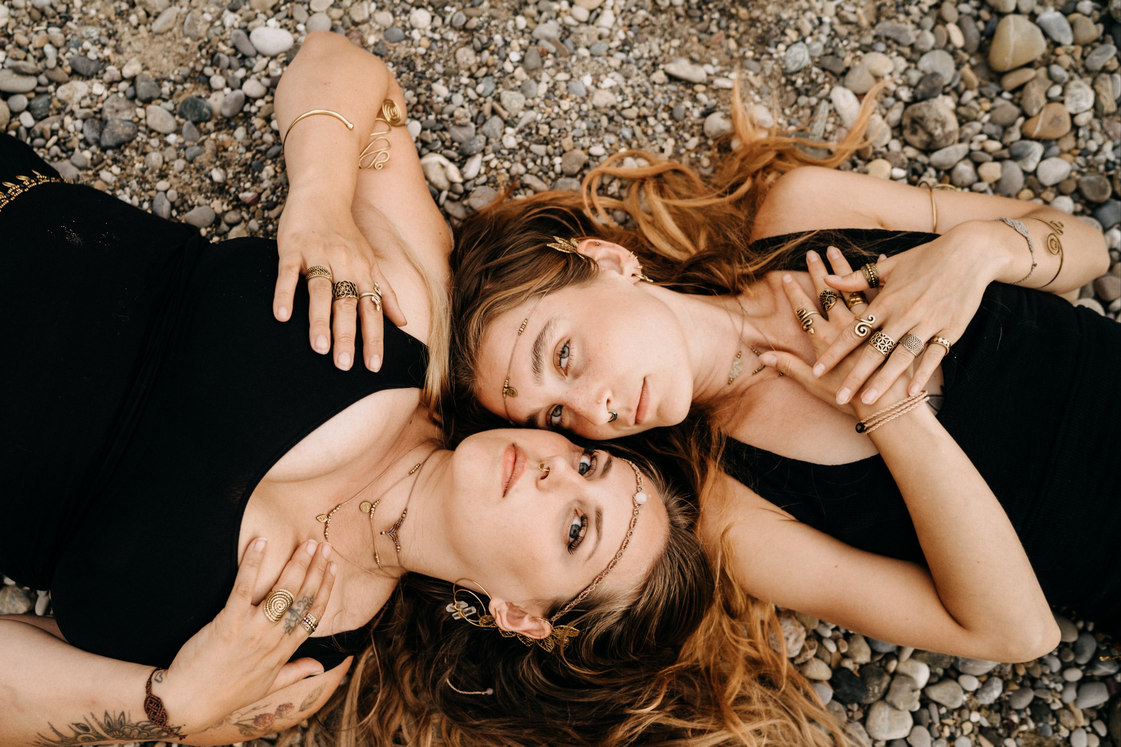 Slider Angebote 2 Frauen mit viel Schmuck liegen auf dem Boden slider_item_FM8TCC