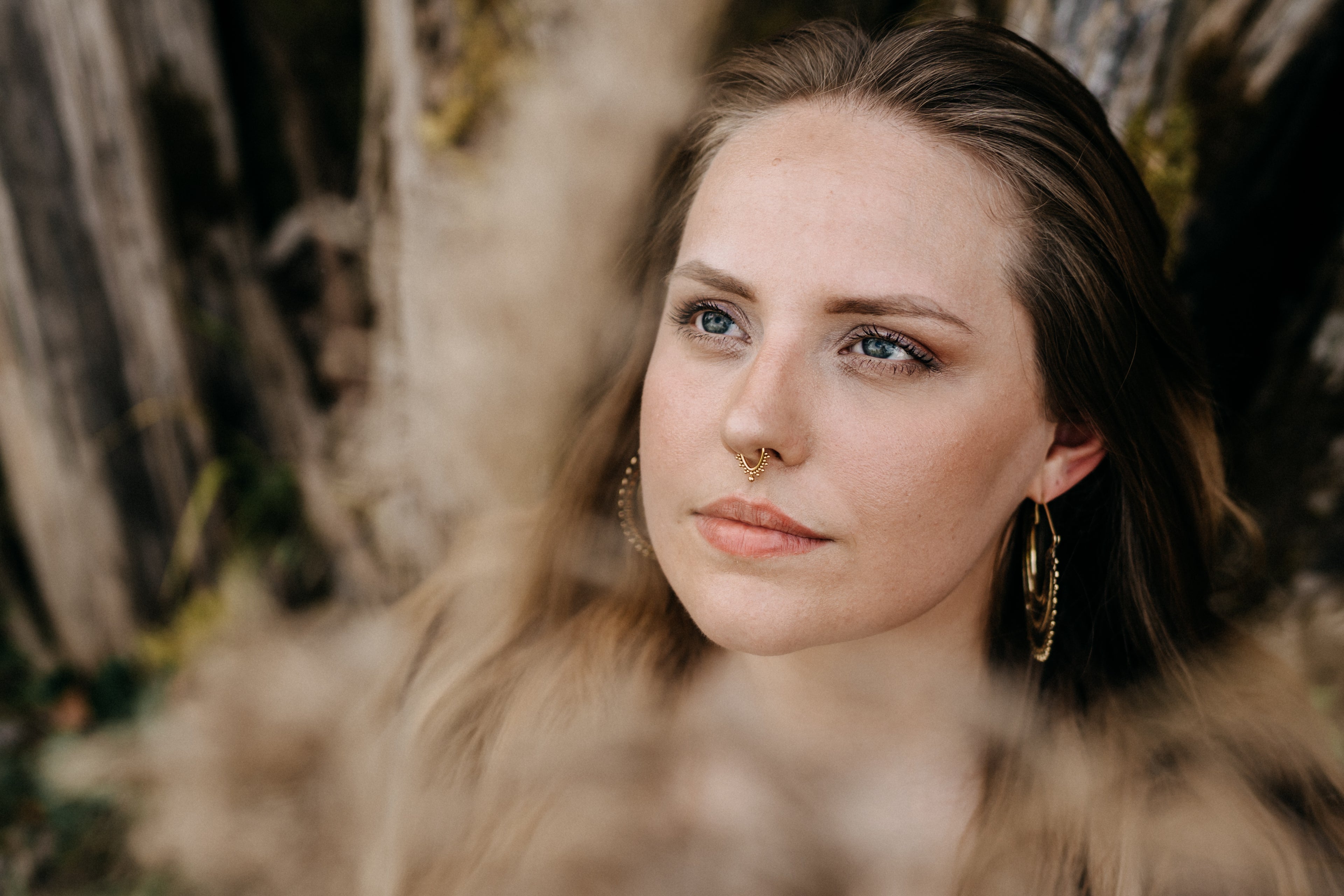 Slider Septum Frau mit verschommen Hintergrundslider_item_qaBteX