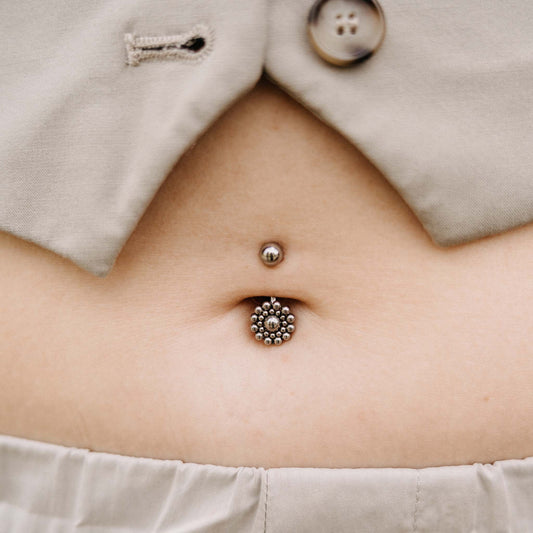 Bauchnabelpiercings silberne Mandalas