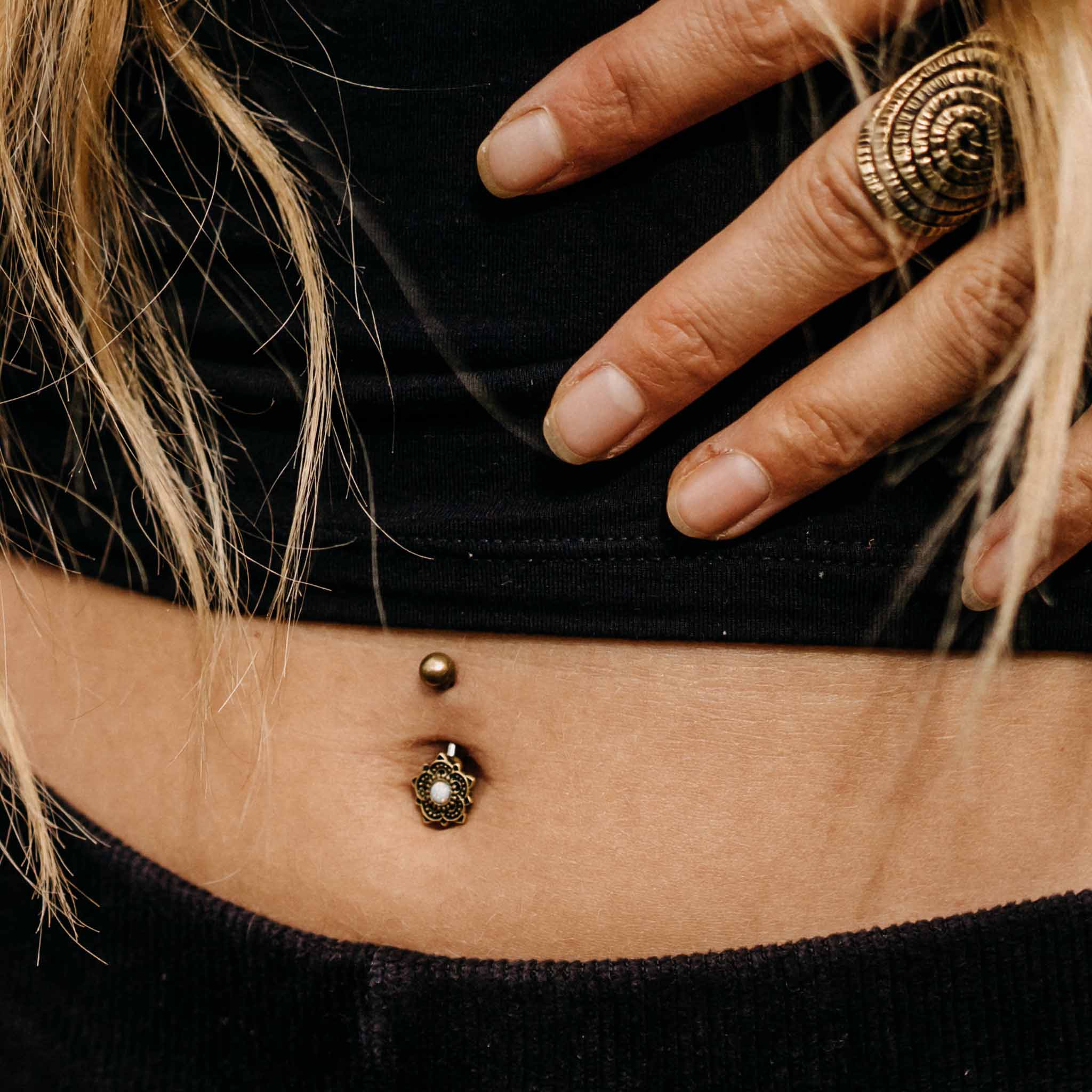 Belly button piercing Pavitra Opal