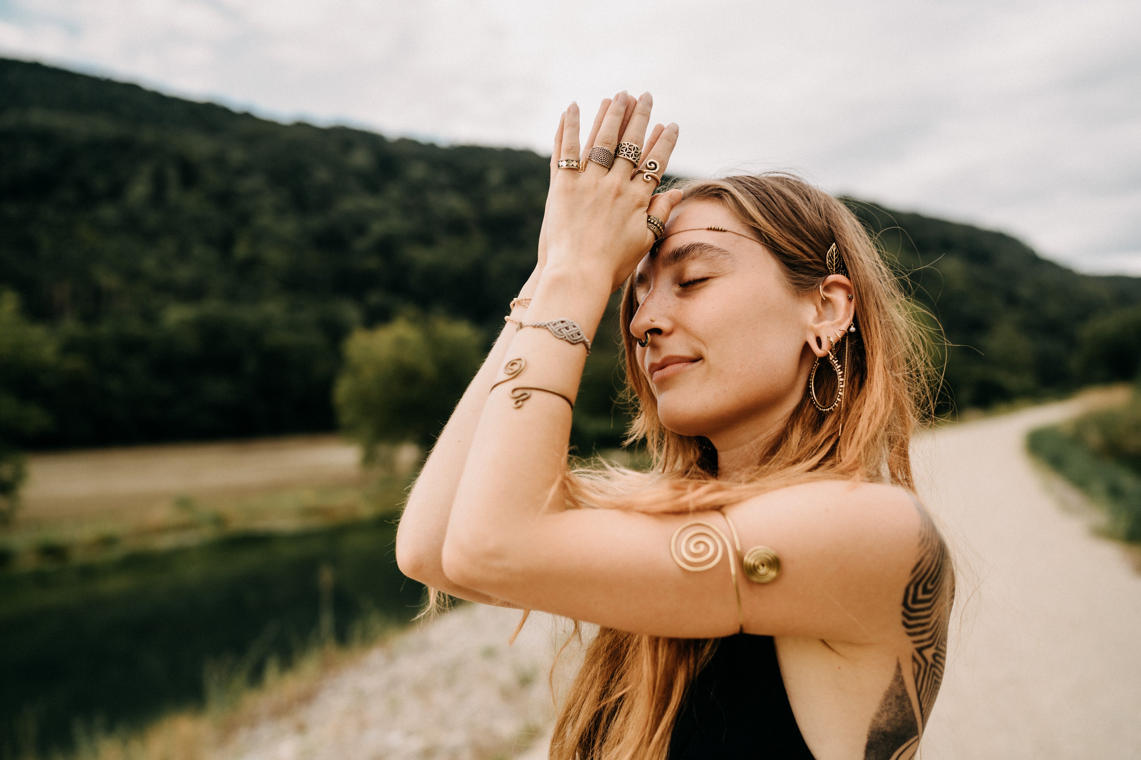 Slider Frau Dankbar Pose 1621243260e1af0c20-1