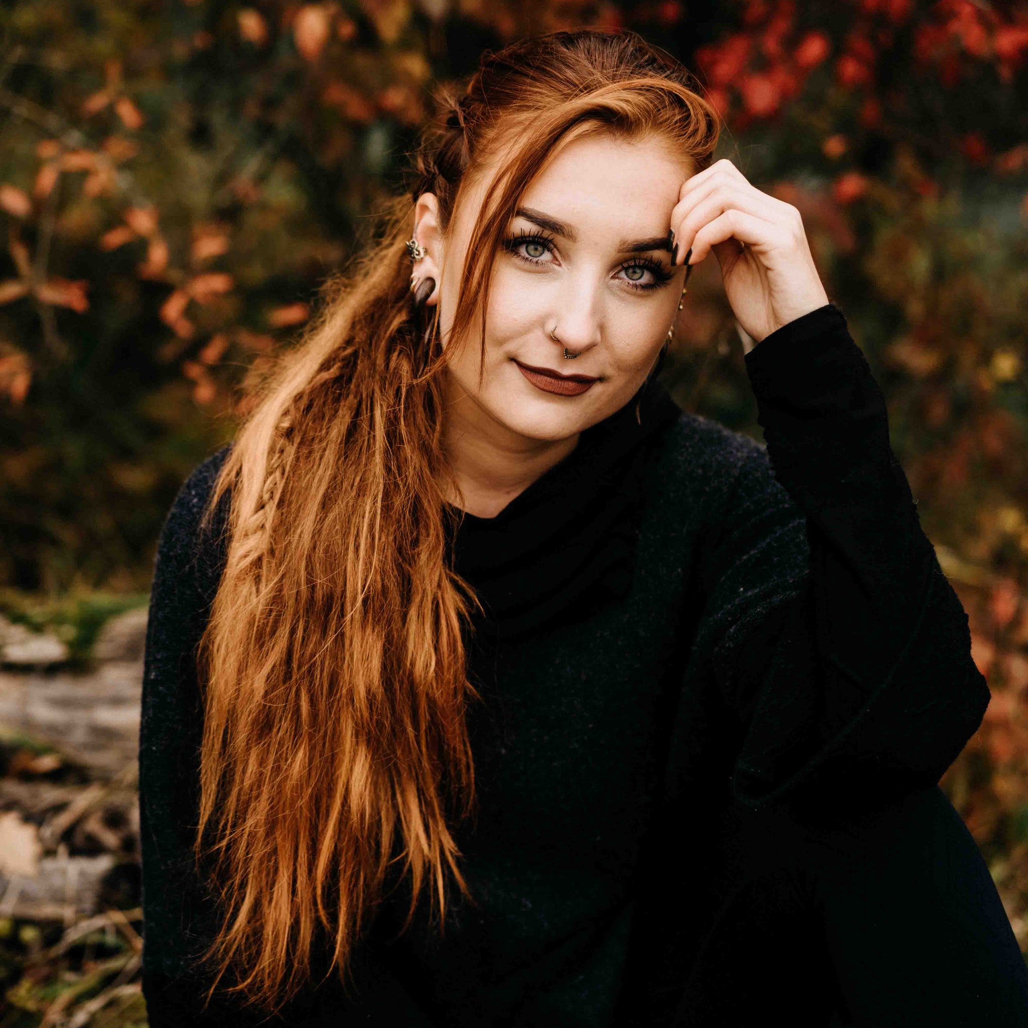 Frau mit roten Harren im Wald