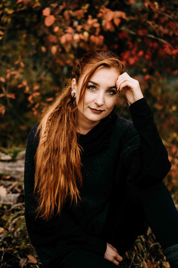 Frau mit roten Harren im Wald