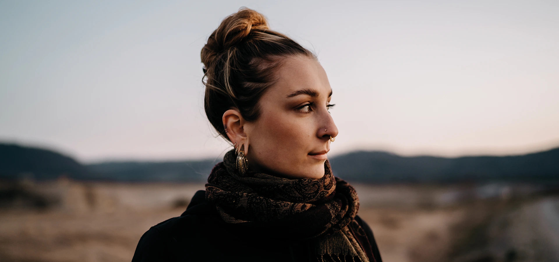 Frau mit verschieden Schmuck und verschwommen Hintergrund1621243260e1af0c20-0