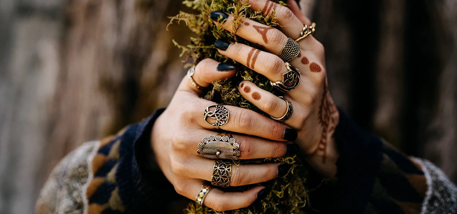 Slider Hände mit Ringen die sich an Moos festhalten Mobileslider_item_MnDQD9