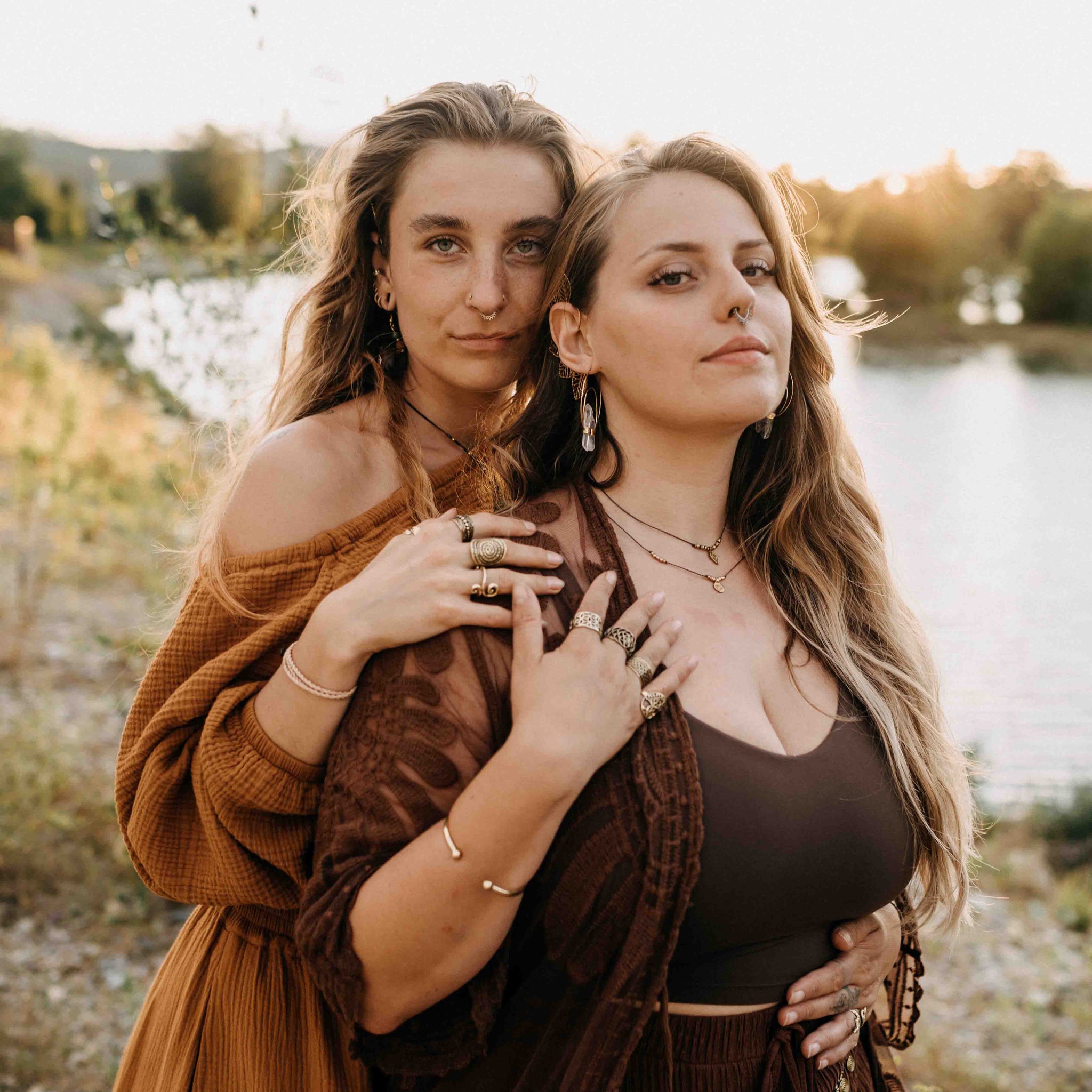 2 Frauen hintereinader vor Wasser